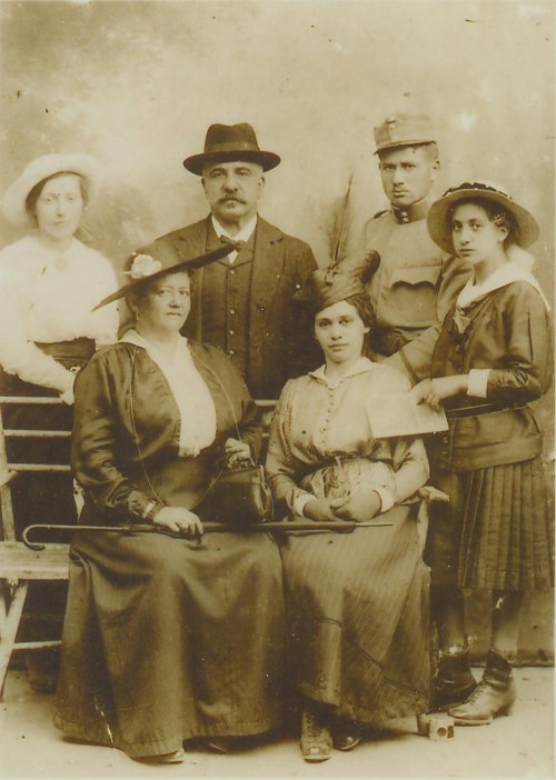 (L-R) Elvira Dorothea Eduard Clotilde Richard Marianne